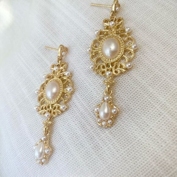 Pearl dangle earrings ✨🤍✨ - Picture 2 of 2